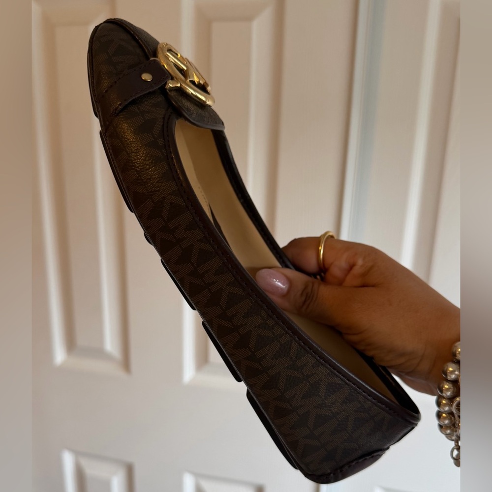 Michael Kors Dark Brown Loafers With Gold Accent
Fulton Moccasin Flats Size: 8 - Picture 9 of 10